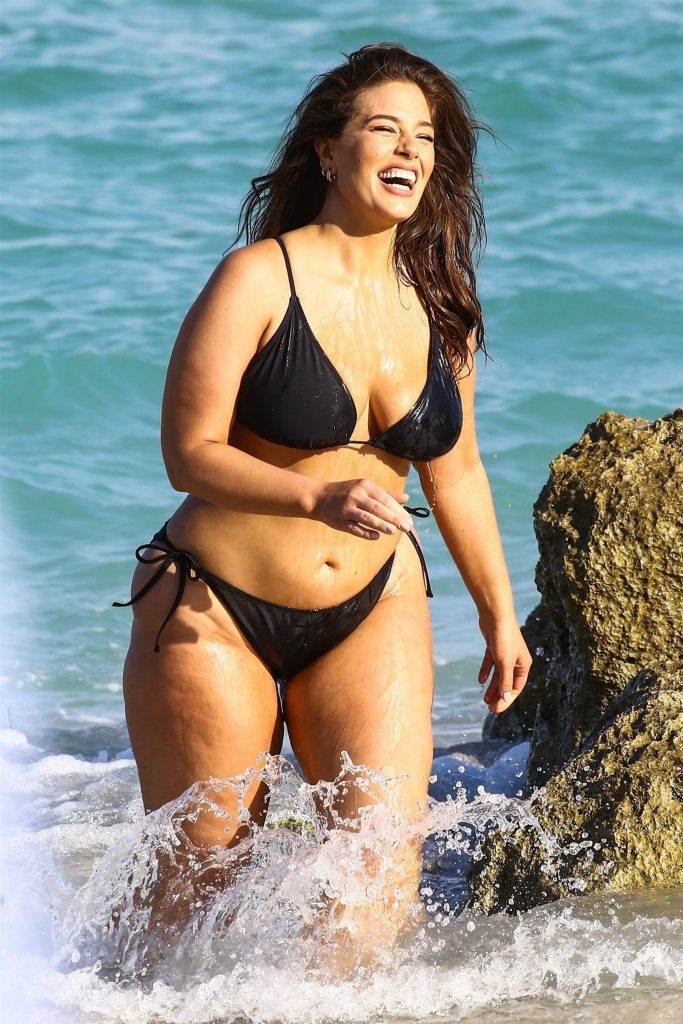 Brave and stunning model Ashley Graham showing her rolls and curves gallery, pic 4