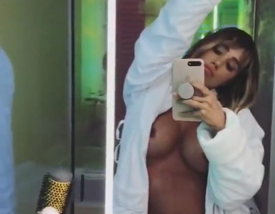 Sara Jean Underwood decides to pose naked in her hotel room