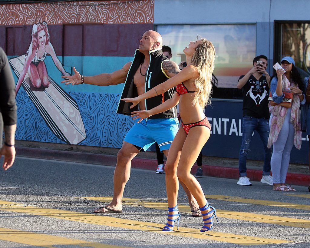 Bikini-clad beauty Kelly Rohrbach fooling around with the Rock gallery, pic 30