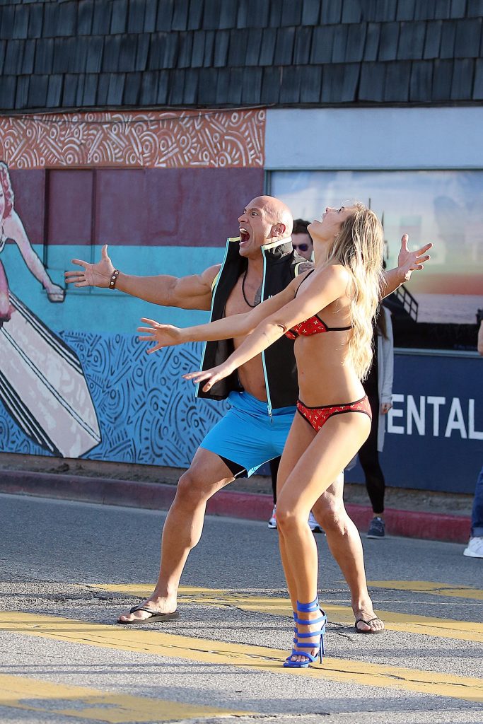 Bikini-clad beauty Kelly Rohrbach fooling around with the Rock gallery, pic 32