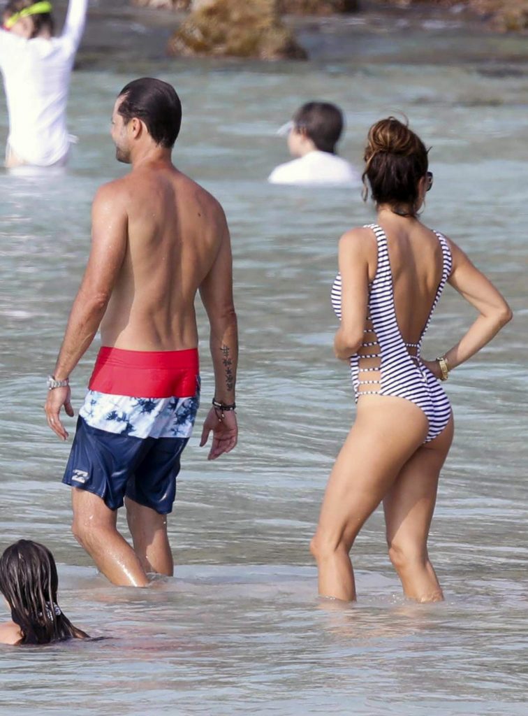 Brooke Burke making out in the water and showing her big mature boobs gallery, pic 24
