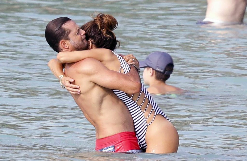 Brooke Burke making out in the water and showing her big mature boobs gallery, pic 36