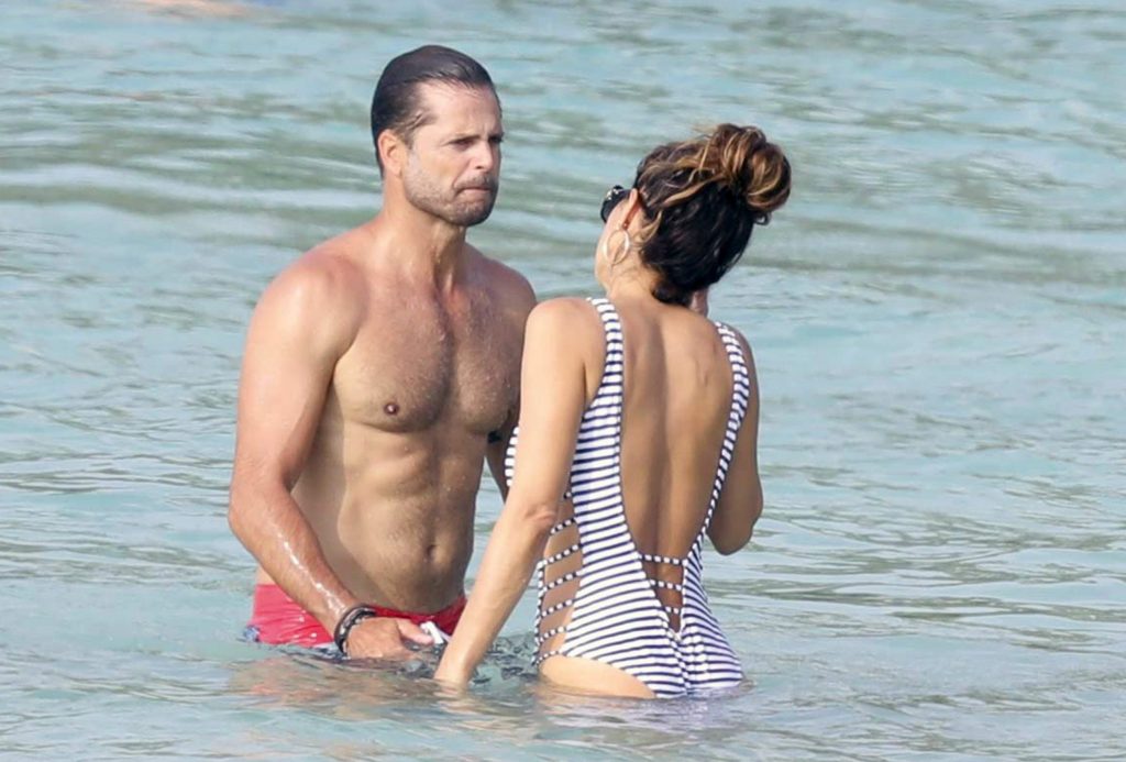Brooke Burke making out in the water and showing her big mature boobs gallery, pic 38