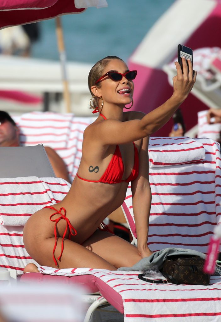 Skinny stunner Jasmine Sanders showing her beautiful bikini body gallery, pic 12