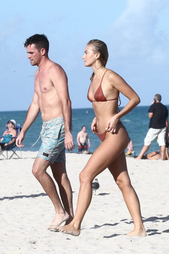 Sexy Selena Weber shows her bikini body on the beach in Miami gallery, pic 12