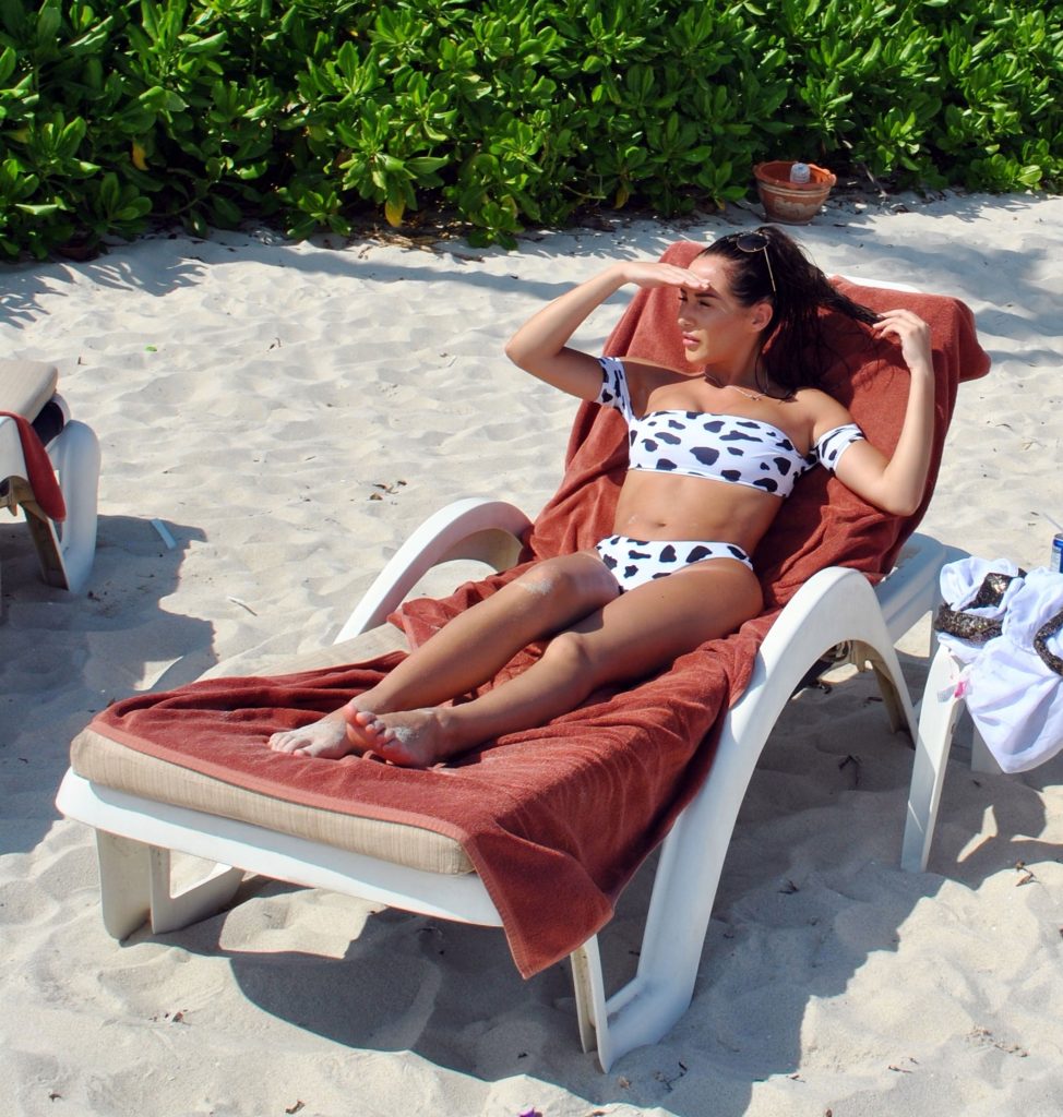 Bikini-clad beauty Chloe Goodman showing her body on a Thai beach gallery, pic 22