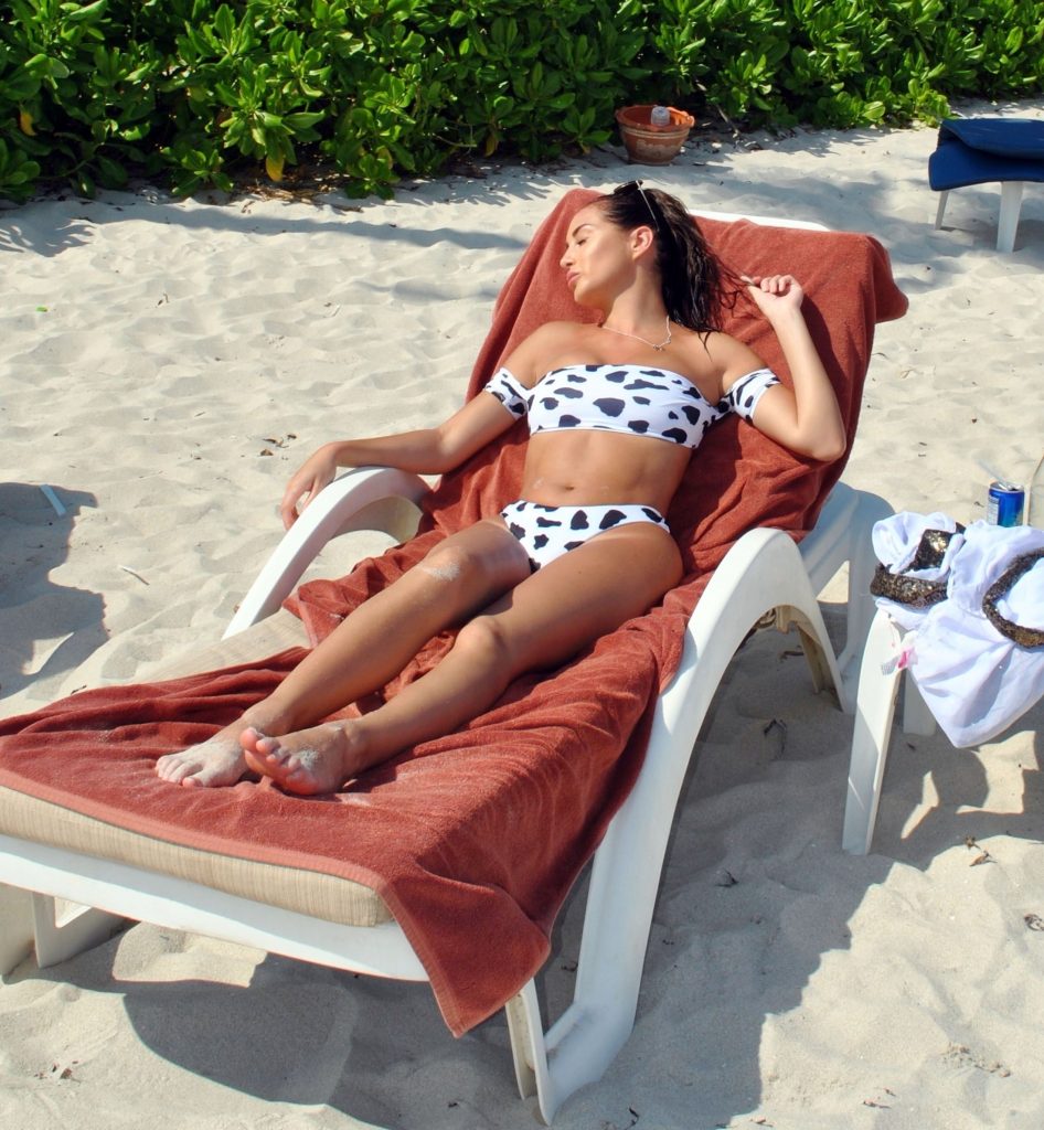 Bikini-clad beauty Chloe Goodman showing her body on a Thai beach gallery, pic 24