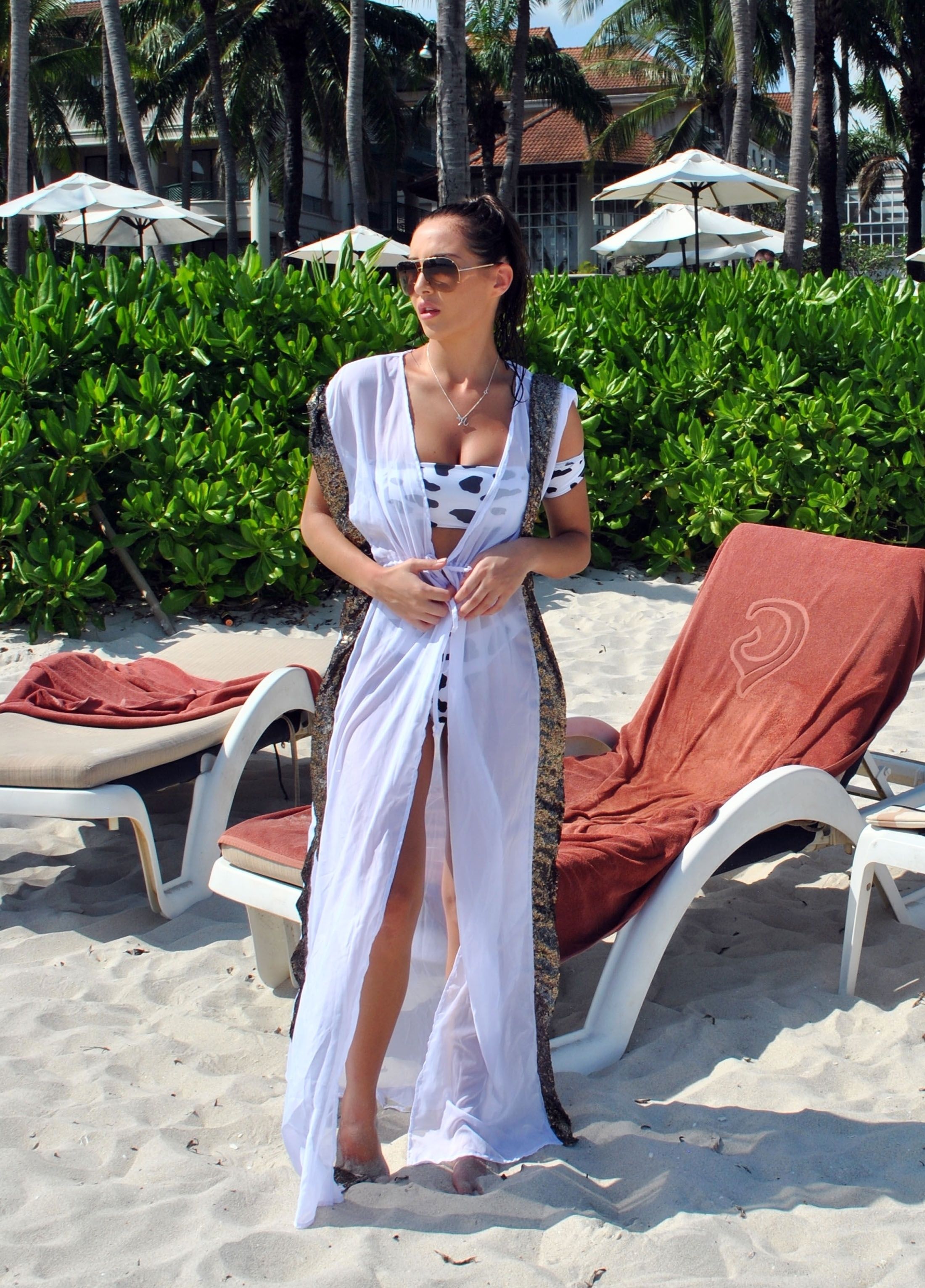 Bikini Clad Beauty Chloe Goodman Showing Her Body On A Thai Beach The