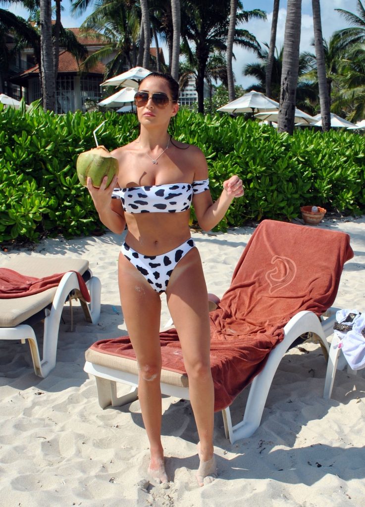 Bikini-clad beauty Chloe Goodman showing her body on a Thai beach gallery, pic 8