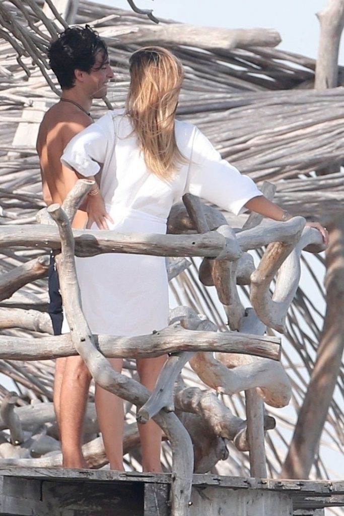 Petra Nemcova makes out with her boyfriend while on holiday in Mexico gallery, pic 20