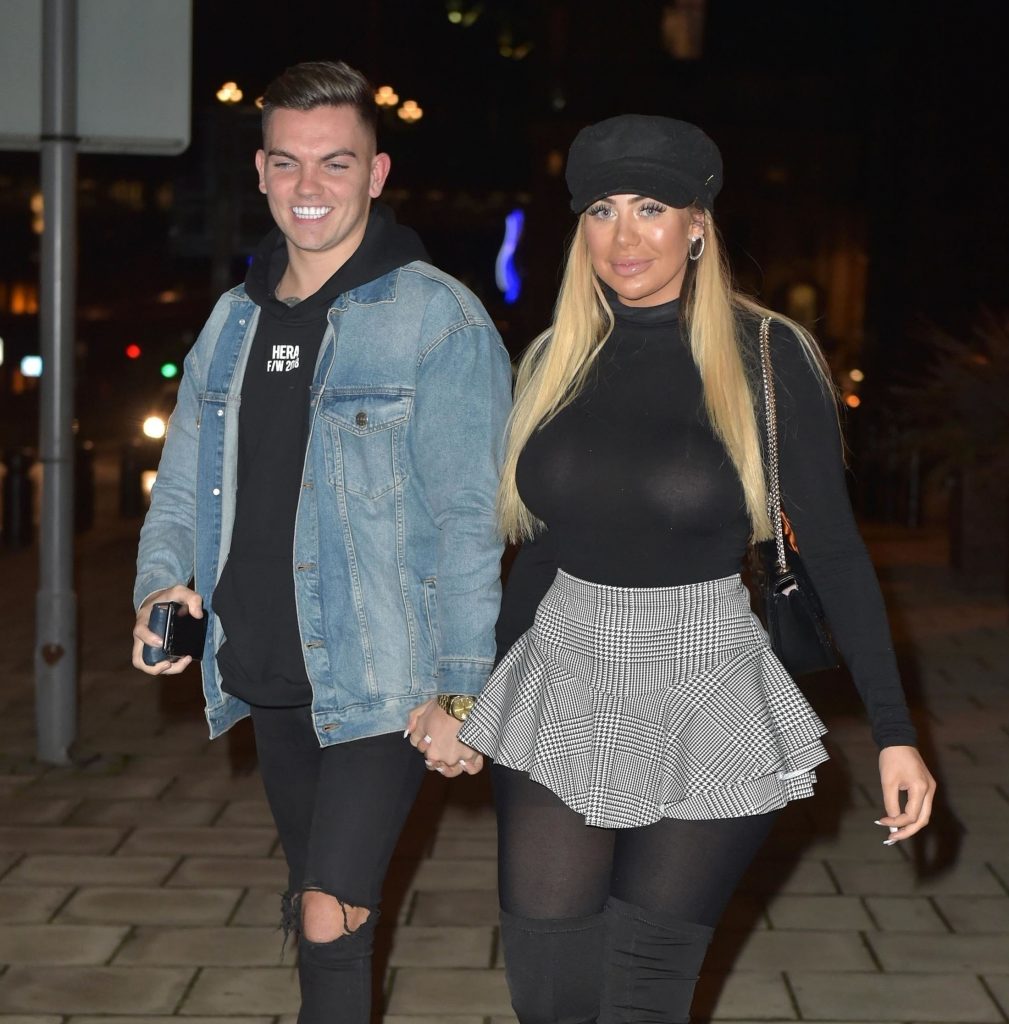 Braless Chloe Ferry shows her meaty ass and shapely breasts on camera gallery, pic 4