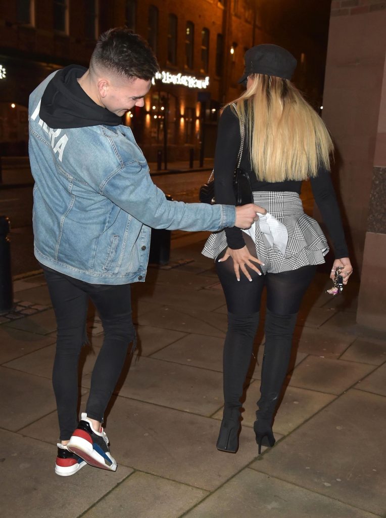 Braless Chloe Ferry shows her meaty ass and shapely breasts on camera gallery, pic 10