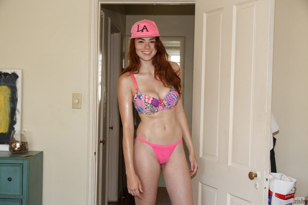 Scantily clad teenager Sabrina Lynn teases with her cameltoe gallery, pic 38