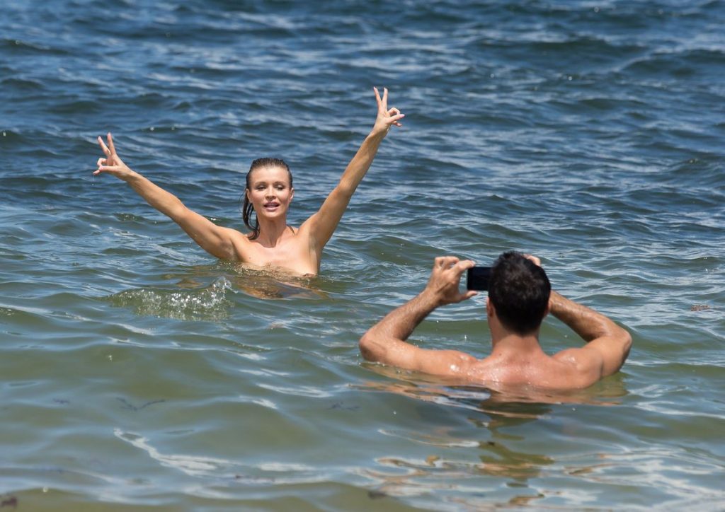Perfect blonde Joanna Krupa shows her big naked breasts in the water gallery, pic 2
