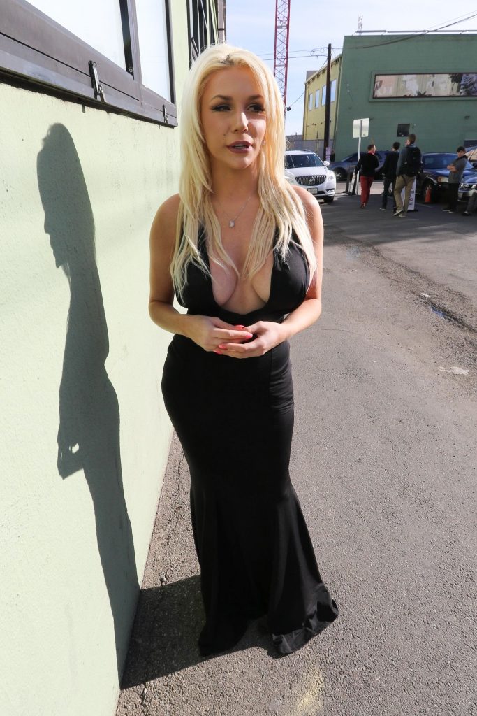 Big-breasted blonde starlet Courtney Stodden stuns in a revealing dress gallery, pic 36
