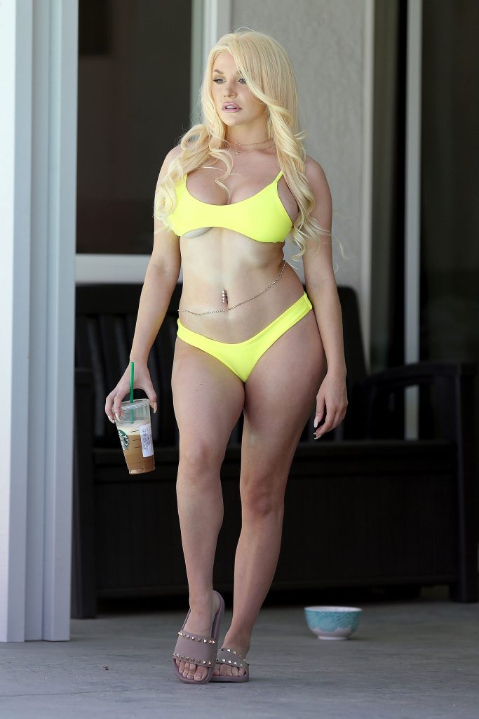 Bikini-clad Courtney Stodden showing her assets outdoors  gallery, pic 4