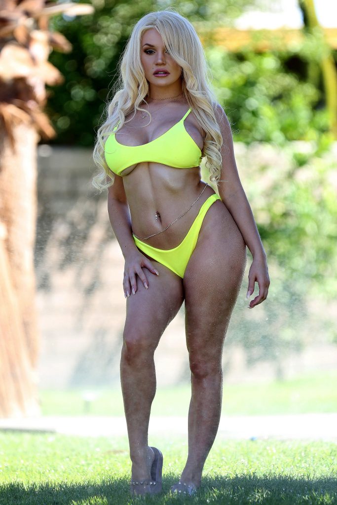 Bikini-clad Courtney Stodden showing her assets outdoors  gallery, pic 6