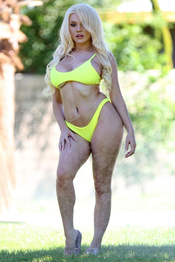Bikini-clad Courtney Stodden showing her assets outdoors  gallery, pic 18