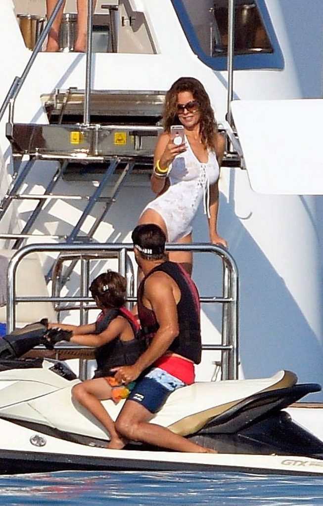 Brooke Burke posing with her sexy girlfriends on a luxury yacht gallery, pic 34