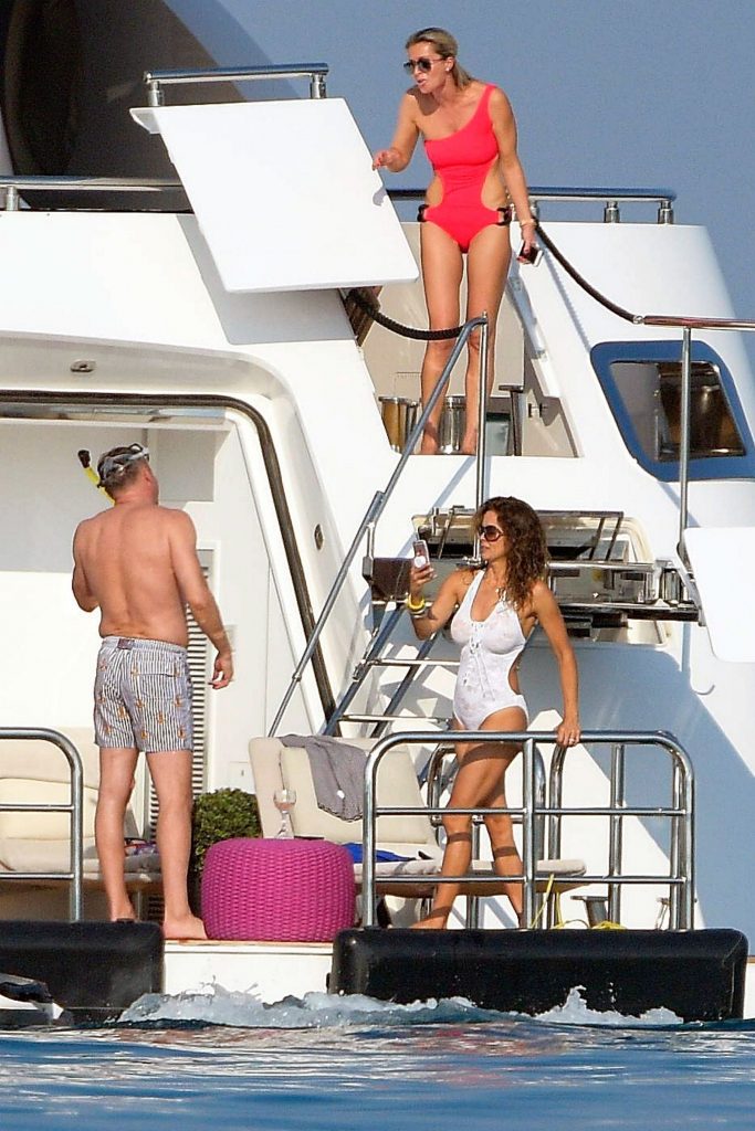 Brooke Burke posing with her sexy girlfriends on a luxury yacht gallery, pic 6