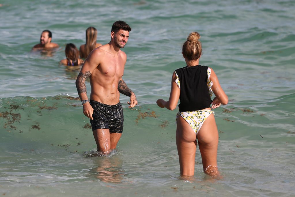 Zara McDermott having fun on a beach in Miami, 08/11/2018 gallery, pic 2