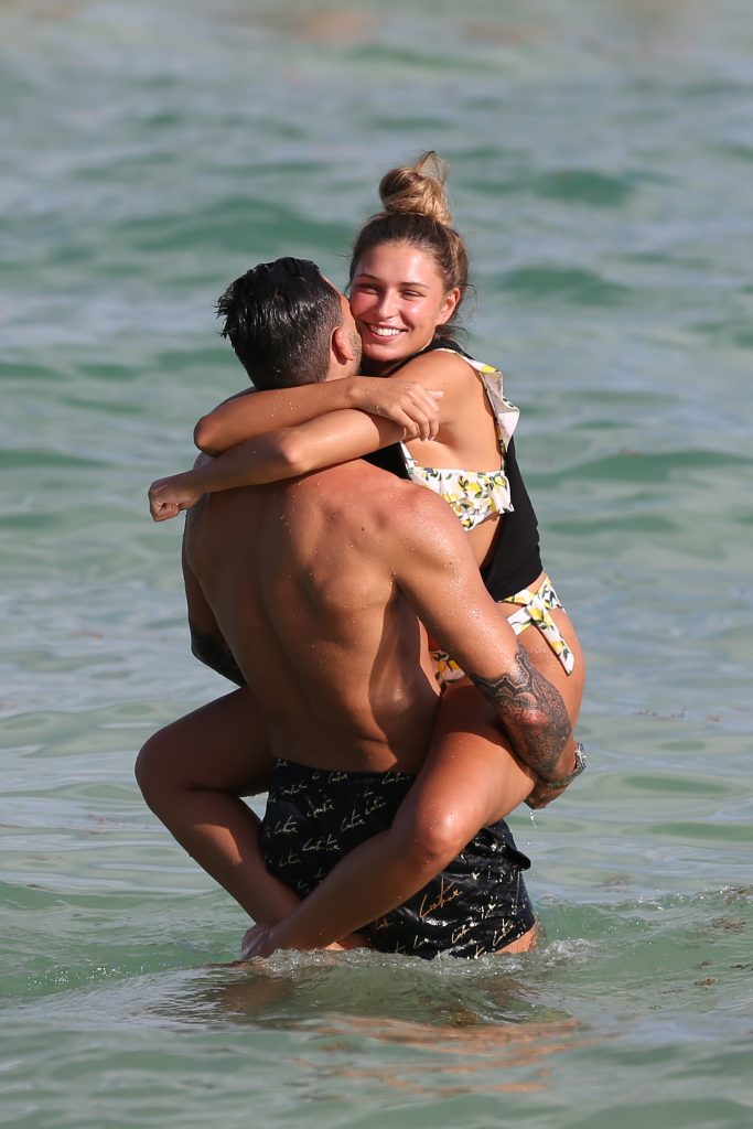 Zara McDermott having fun on a beach in Miami, 08/11/2018 gallery, pic 6