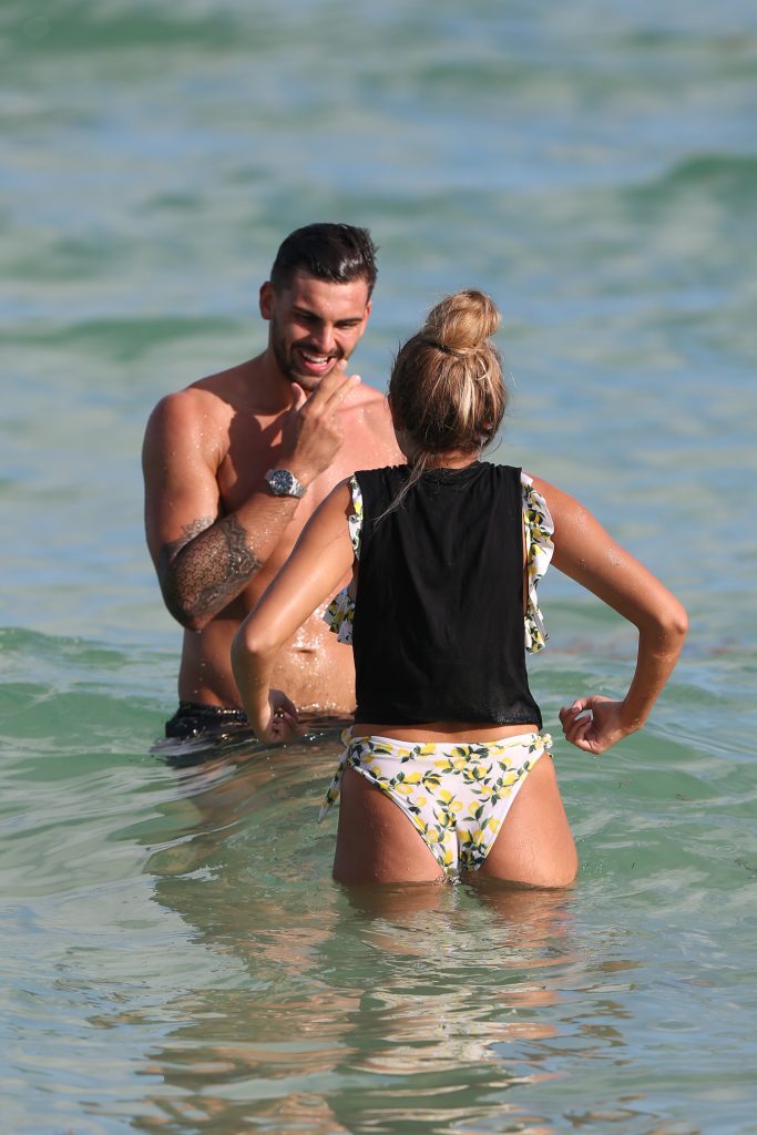 Zara McDermott having fun on a beach in Miami, 08/11/2018 gallery, pic 8