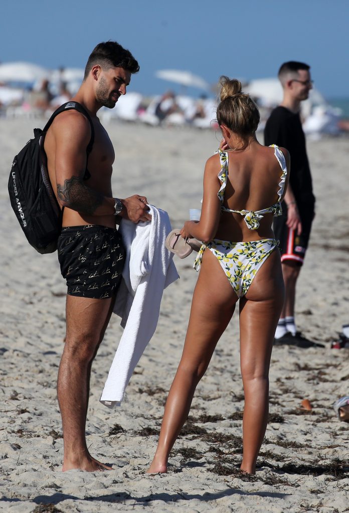 Zara McDermott having fun on a beach in Miami, 08/11/2018 gallery, pic 116