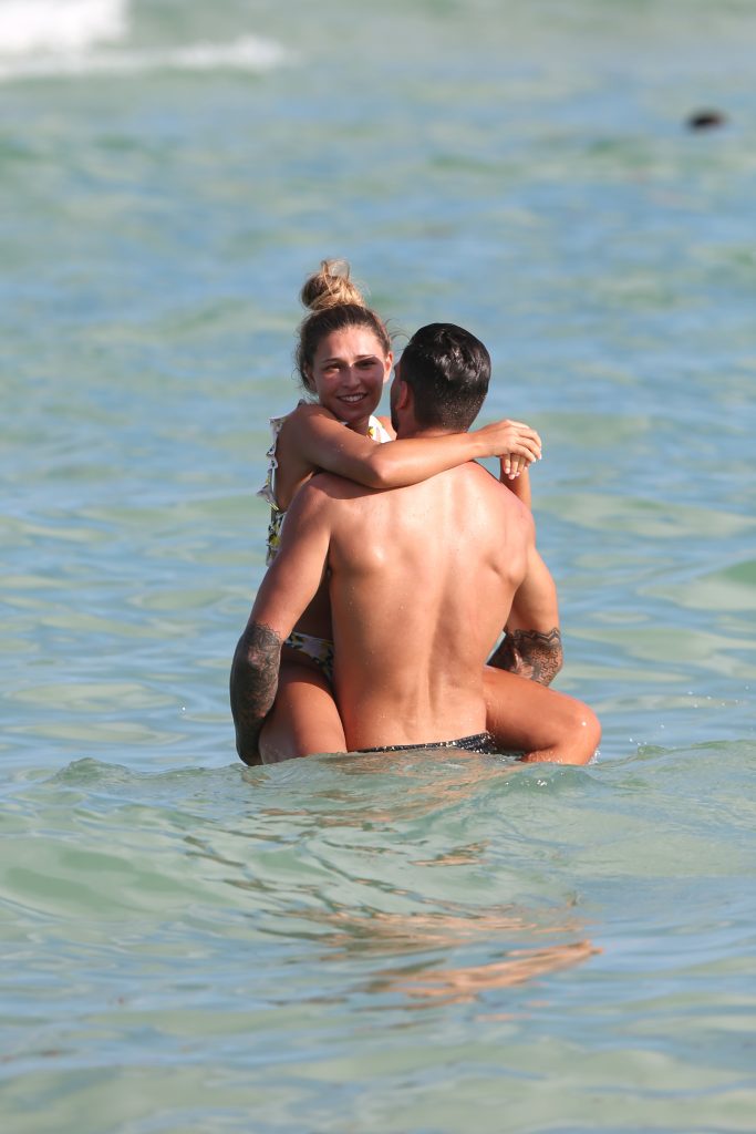 Zara McDermott having fun on a beach in Miami, 08/11/2018 gallery, pic 12