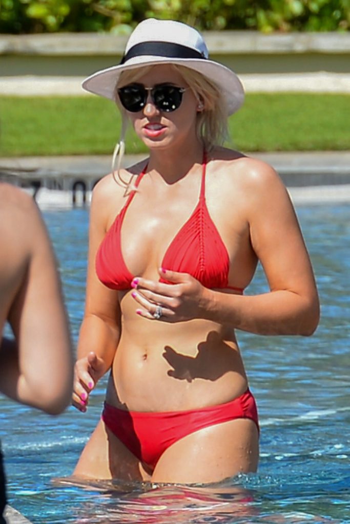 Gorgeous blonde Courtney Force sizzles in a very stylish red bikini gallery, pic 4