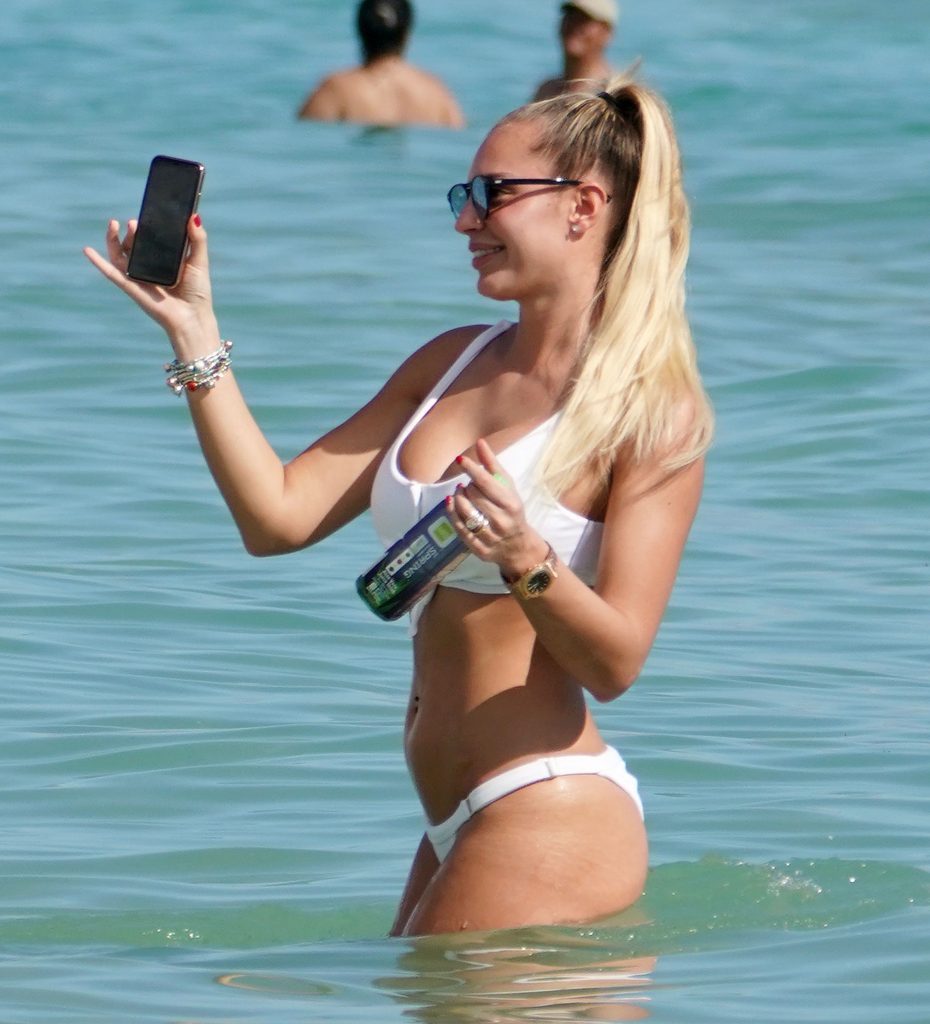 Francesca Brambilla flaunts her curves in a tight-fitting bikini gallery, pic 160