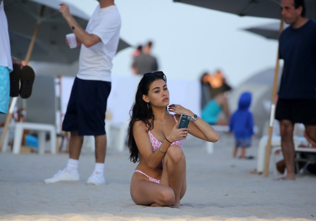 Brunette beauty Madison Beer flaunts her tight young body in Miami gallery, pic 298