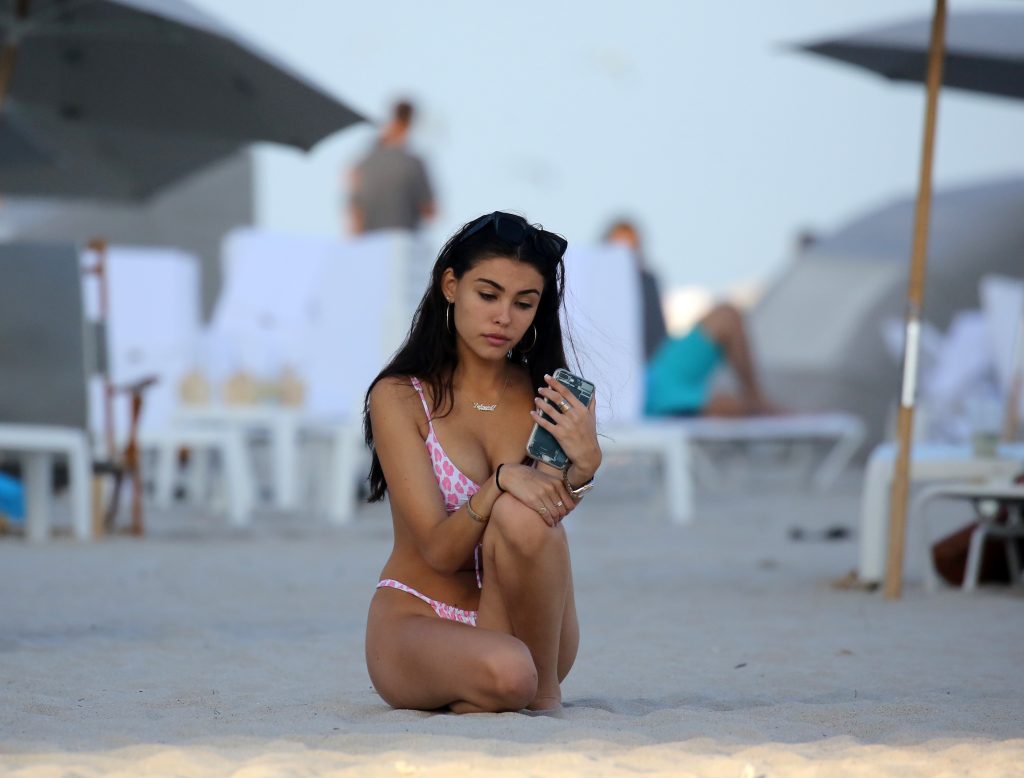 Brunette beauty Madison Beer flaunts her tight young body in Miami gallery, pic 300