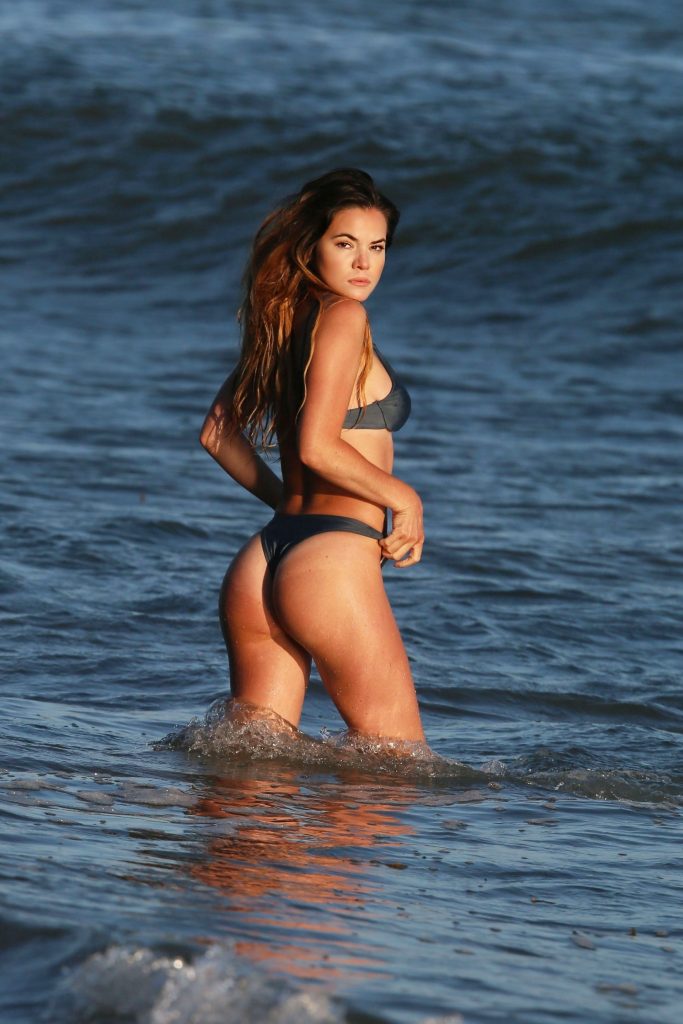 Bikini-clad Kaili Thorne shows her body on the beach of Santa Monica gallery, pic 100
