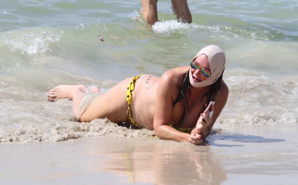 Ugly, fat, and old bitch named Lisa Appleton rolls around in the sand gallery, pic 120