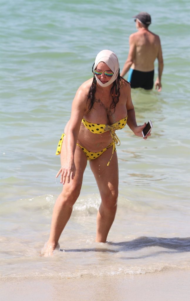 Ugly, fat, and old bitch named Lisa Appleton rolls around in the sand gallery, pic 128