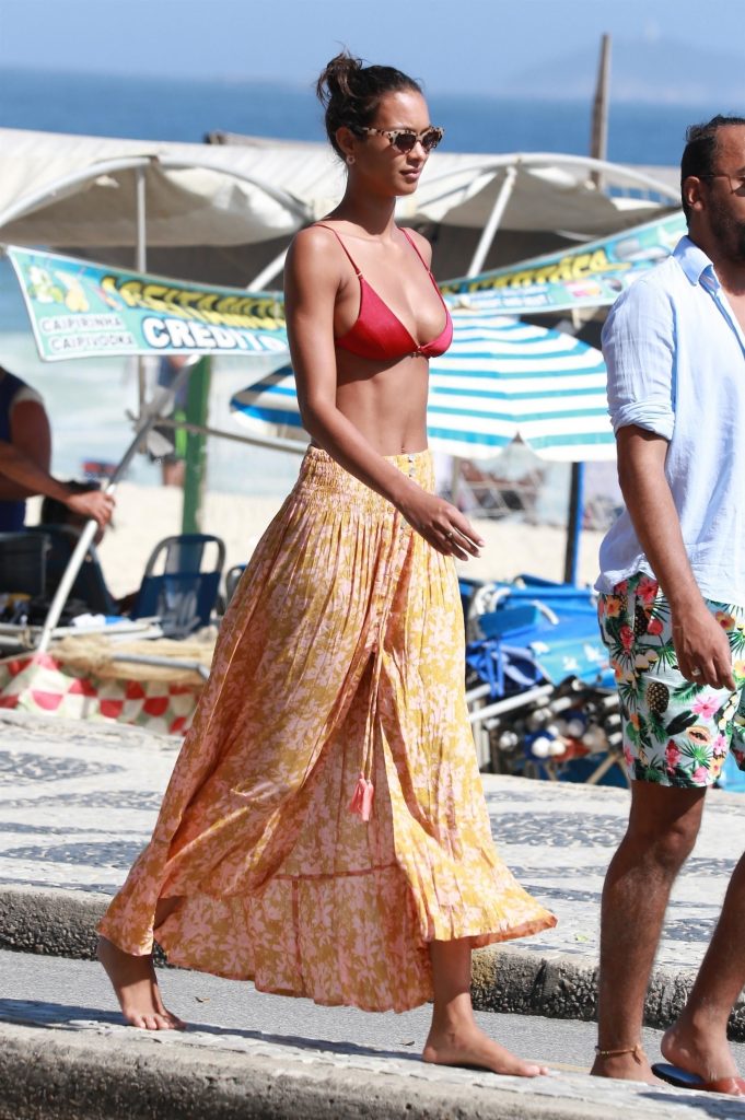 Brazilian supermodel Lais Ribeiro shows her flawless bikini body gallery, pic 38