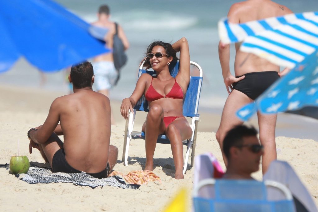 Brazilian supermodel Lais Ribeiro shows her flawless bikini body gallery, pic 92