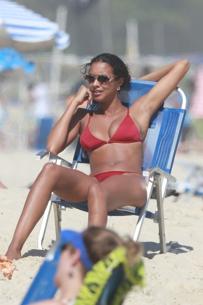 Brazilian supermodel Lais Ribeiro shows her flawless bikini body gallery, pic 104