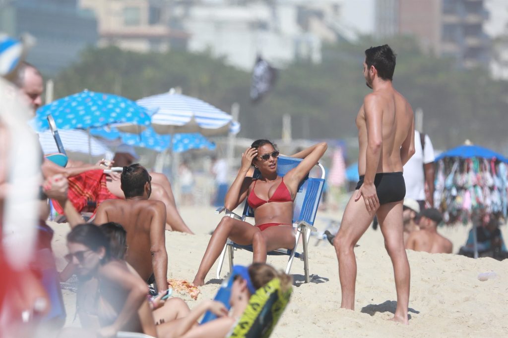 Brazilian supermodel Lais Ribeiro shows her flawless bikini body gallery, pic 106