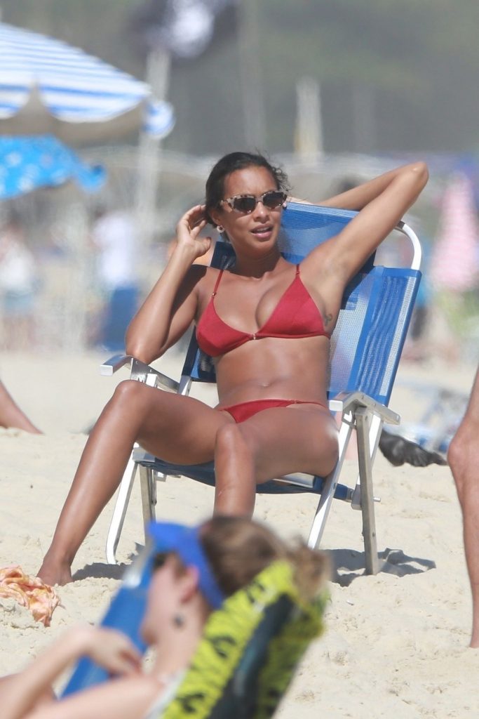 Brazilian supermodel Lais Ribeiro shows her flawless bikini body gallery, pic 154