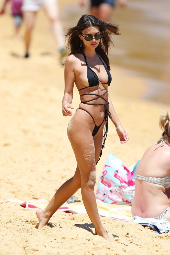 Emily Ratajkowski roams the beaches of Australia while almost nude gallery, pic 190