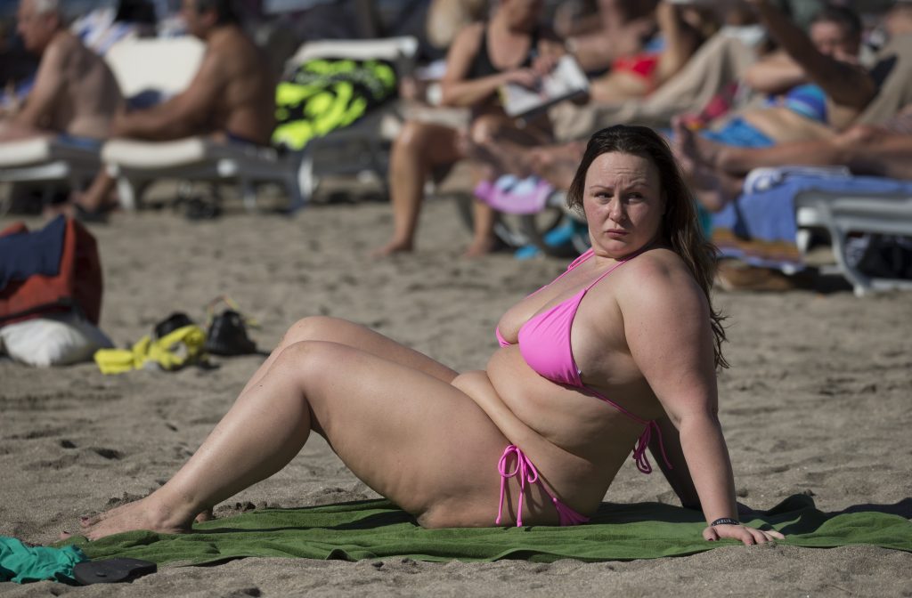 BBW Chanelle Hayes shows her massive gut and fat titties on a beach gallery, pic 2