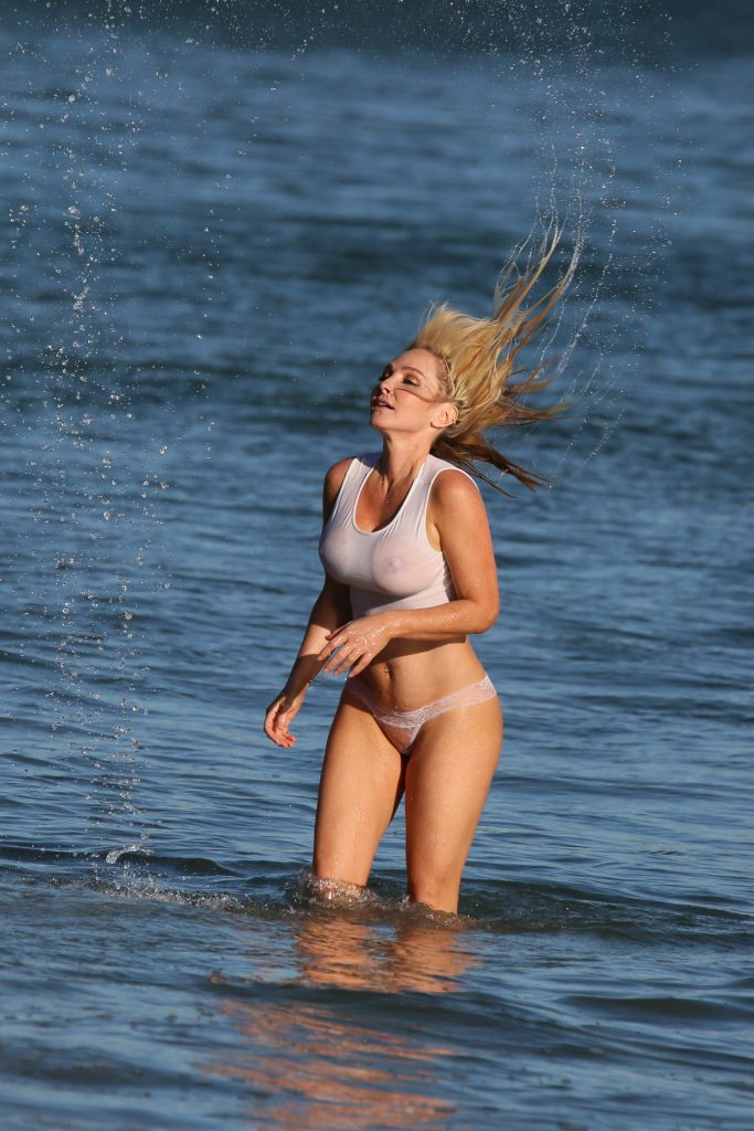 Nikki Lund makes a splash by getting her tiny top all wet gallery, pic 20