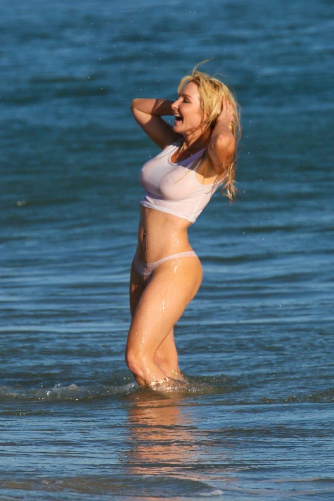 Nikki Lund makes a splash by getting her tiny top all wet gallery, pic 26