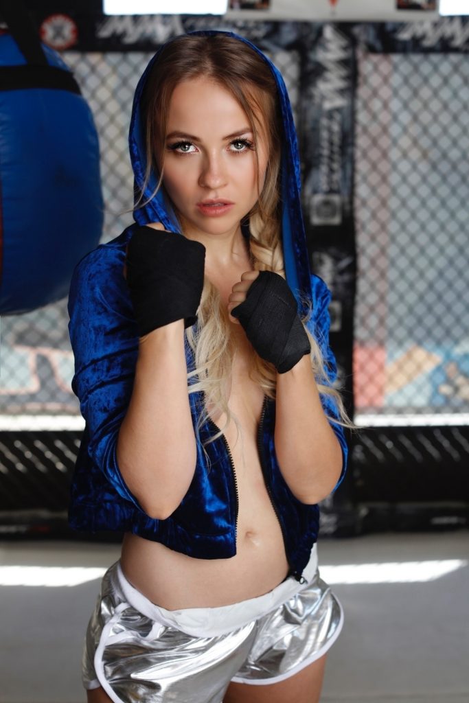 Blond-haired knockout Ellen Alexander posing in her sexy boxing gear gallery, pic 4