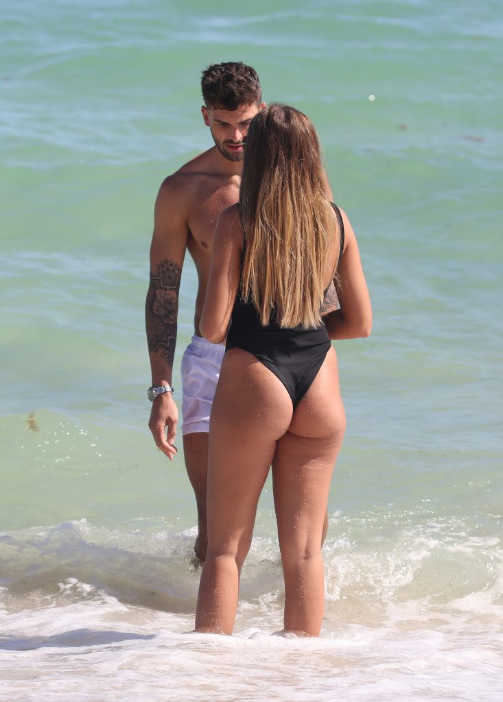 Curvaceous Zara McDermott shows her booty and breasts in Miami gallery, pic 120