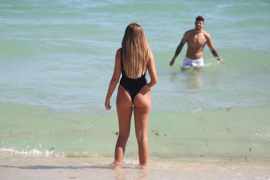 Curvaceous Zara McDermott shows her booty and breasts in Miami gallery, pic 126