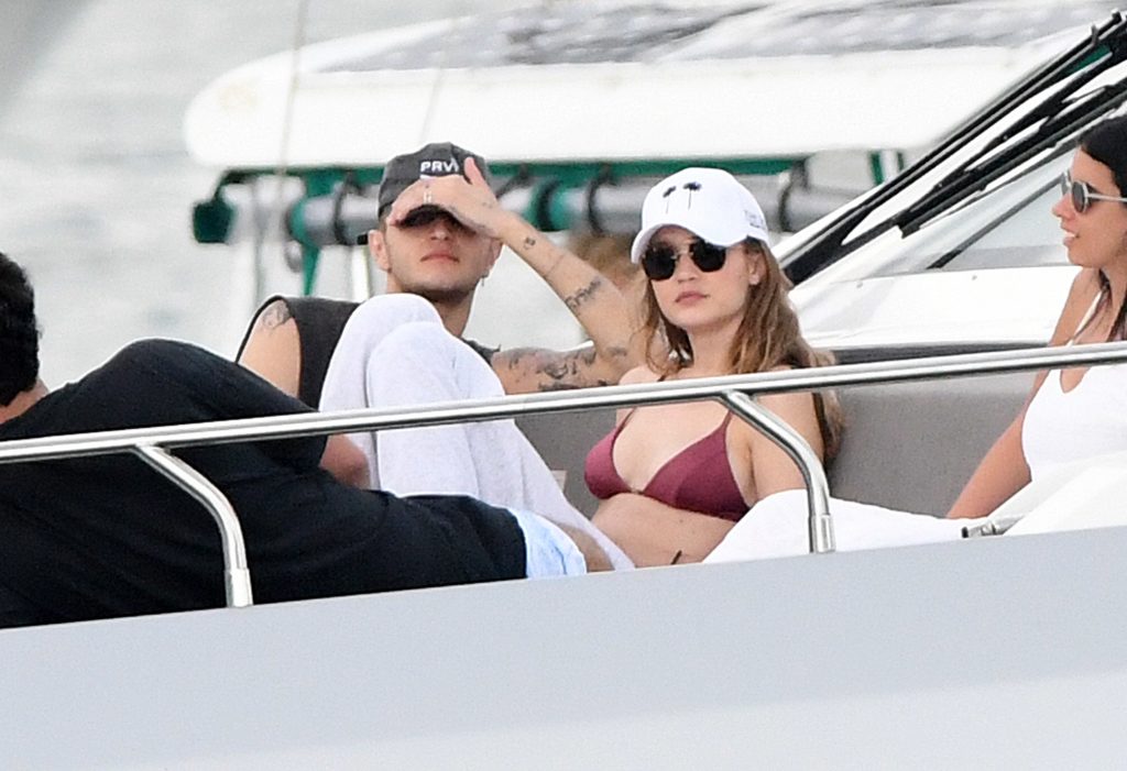 Gigi Hadid shows her bikini body while hanging out on a luxurious yacht gallery, pic 22