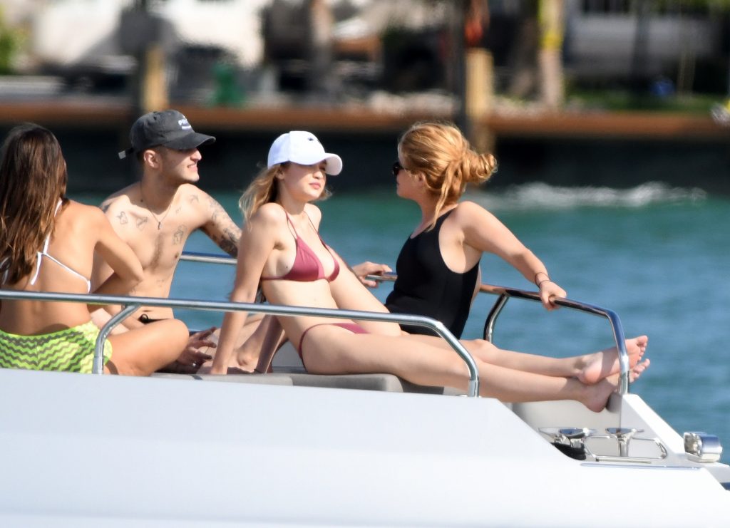 Gigi Hadid shows her bikini body while hanging out on a luxurious yacht gallery, pic 26